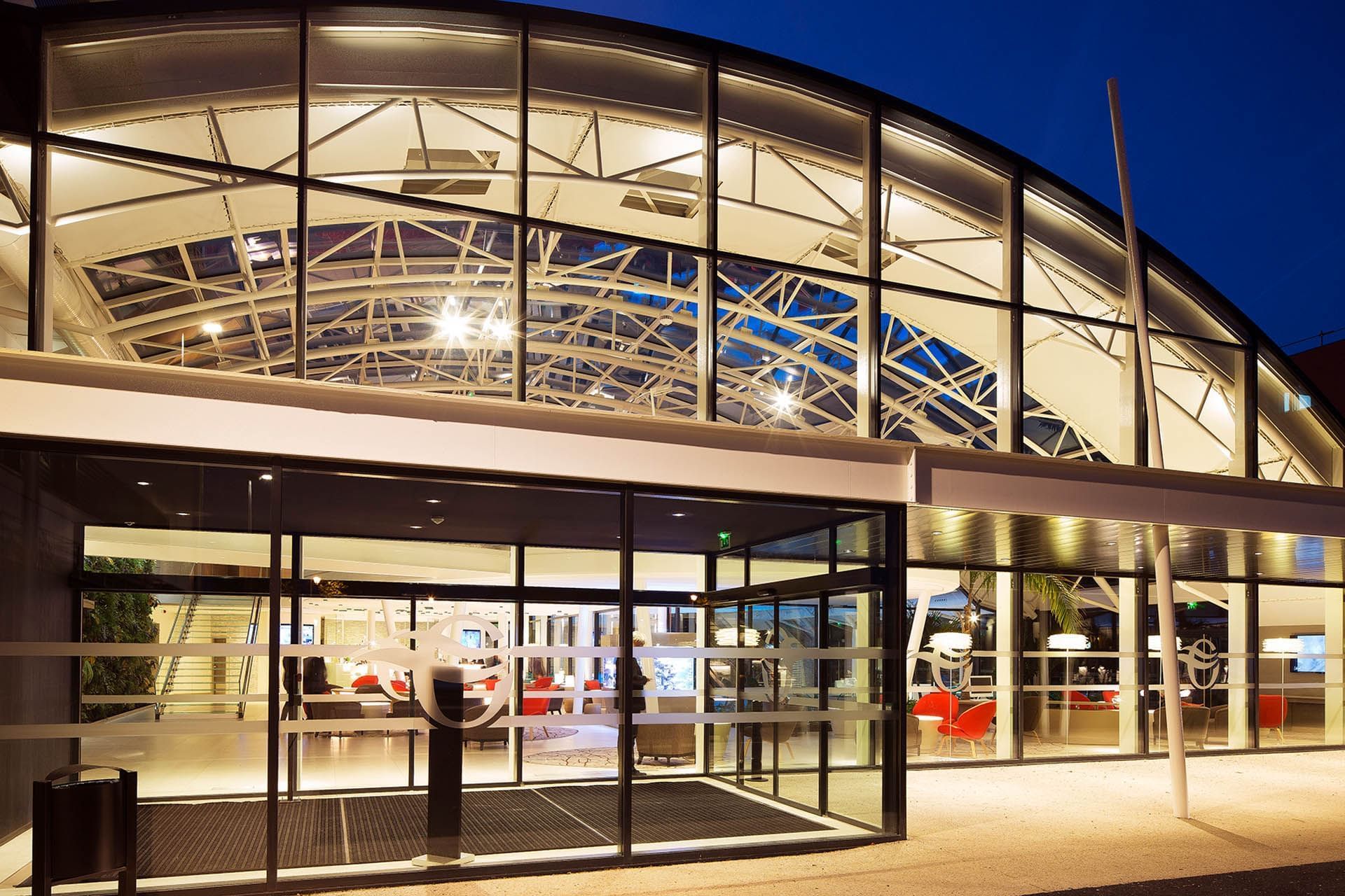 Vue nocturne extérieure de l'Oceania Paris Roissy CDG