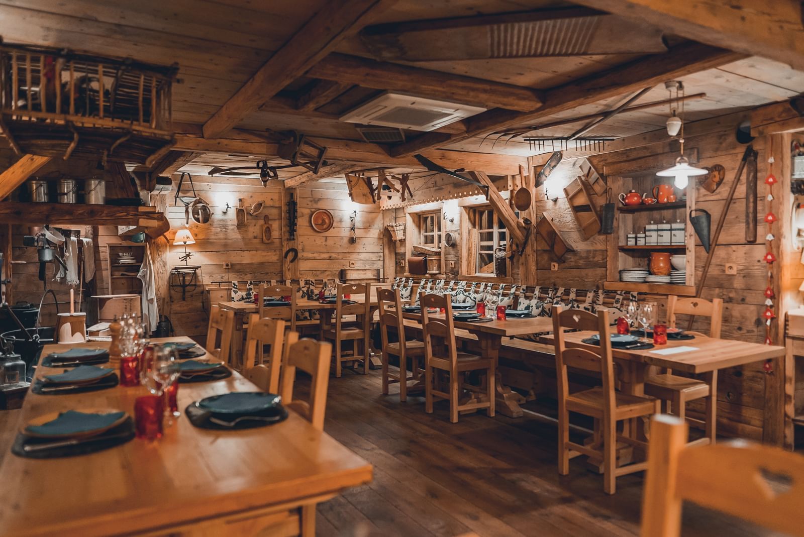 Salle de restaurant décoration en bois ambiance montagne
