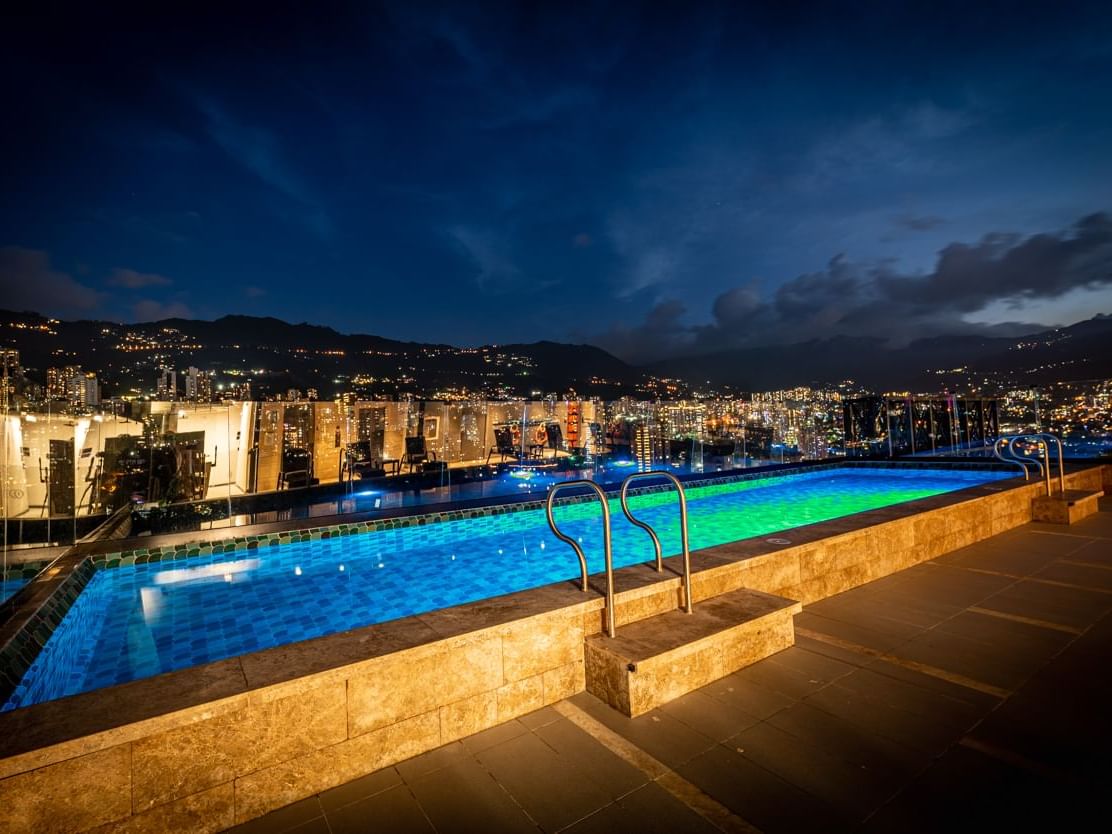 Piscina de exterior con vista en los hoteles Bluedoors 