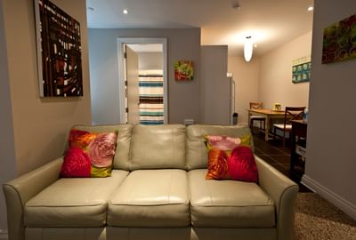 Living area with cozy sofa in Apartment 302 at Retro Suites Hotel