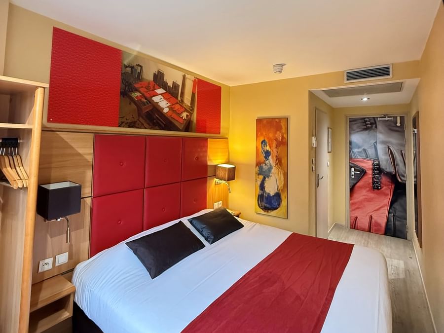 Chambre standard avec lit double et décoration moderne à l'Hôtel Le Boeuf Rouge à Saint-Junien.