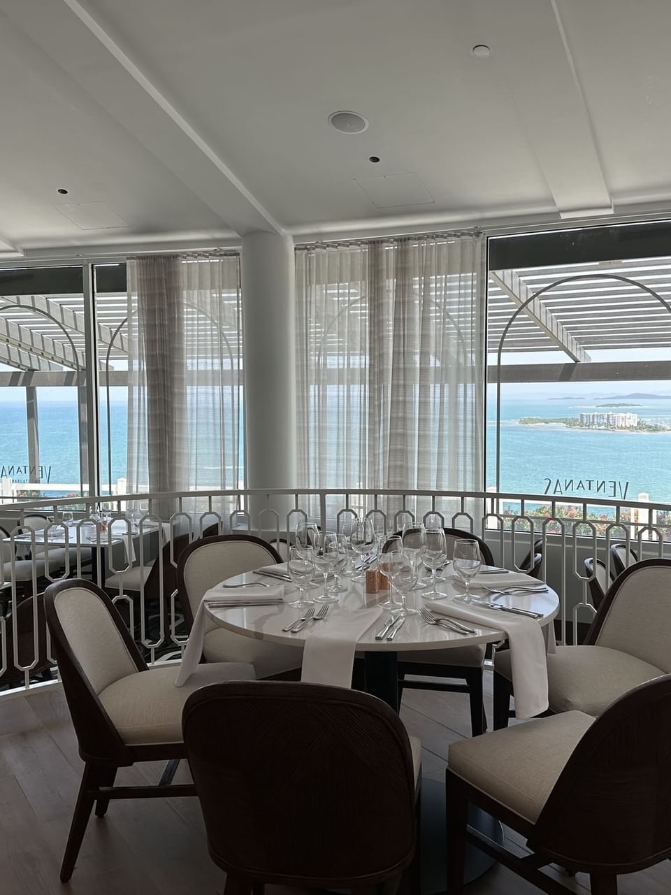 Mesa de banquete arreglada en Ventanas Restaurant con vista al mar de fondo en Las Casitas Village.
