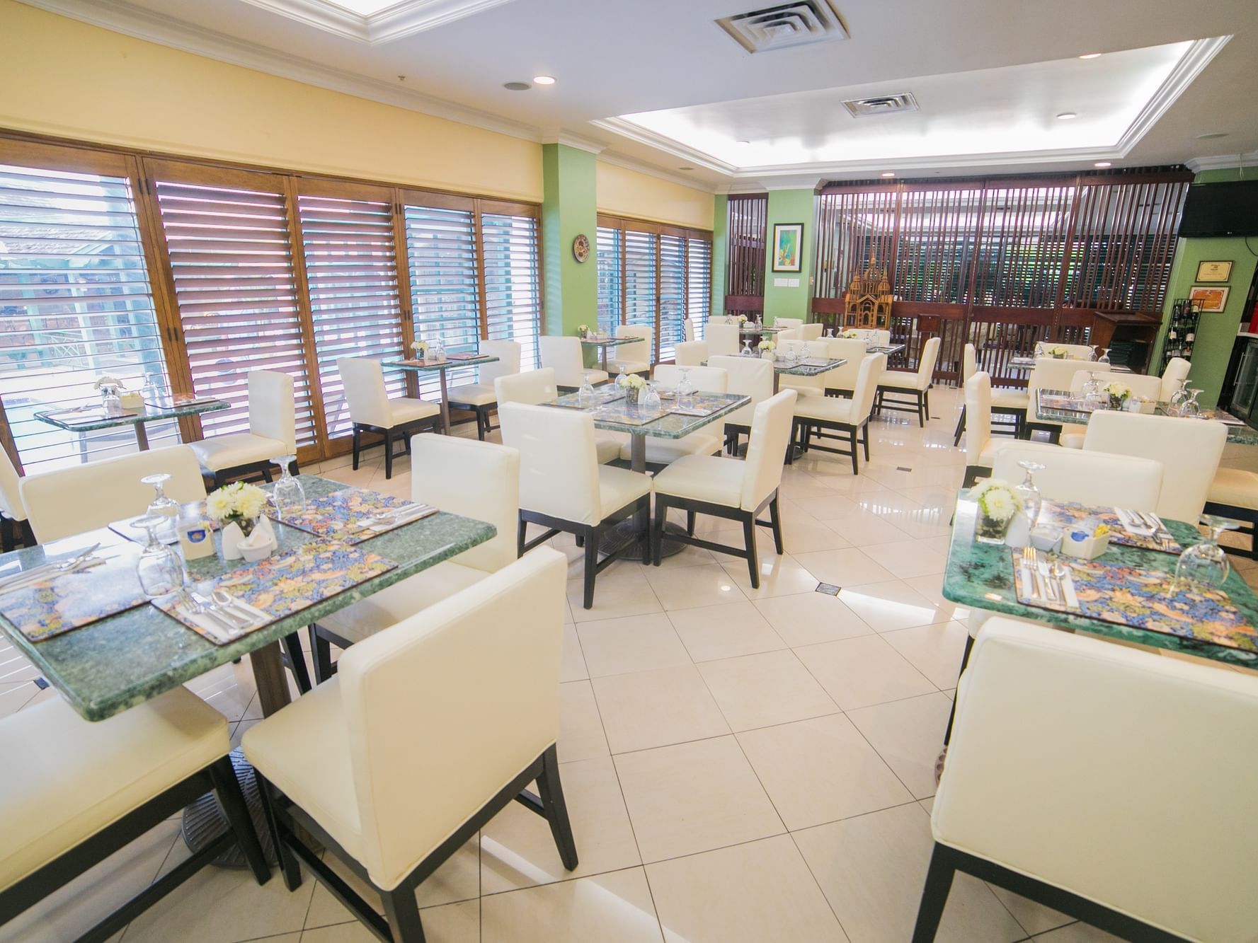 Interior of Alexander's restaurant at Courtleigh Hotel & Suites