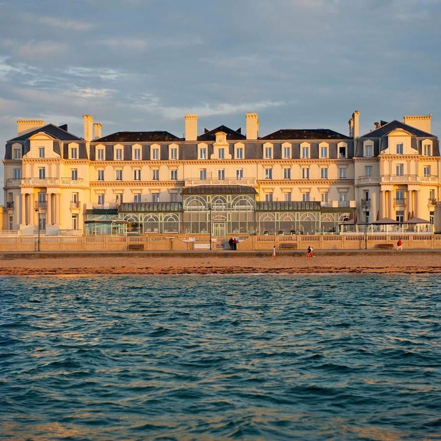 Vue panoramique extérieure du Grand Hôtel des Thermes & the Sea