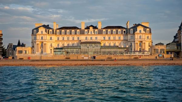 Vue panoramique extérieure du Grand Hôtel des Thermes & the Sea