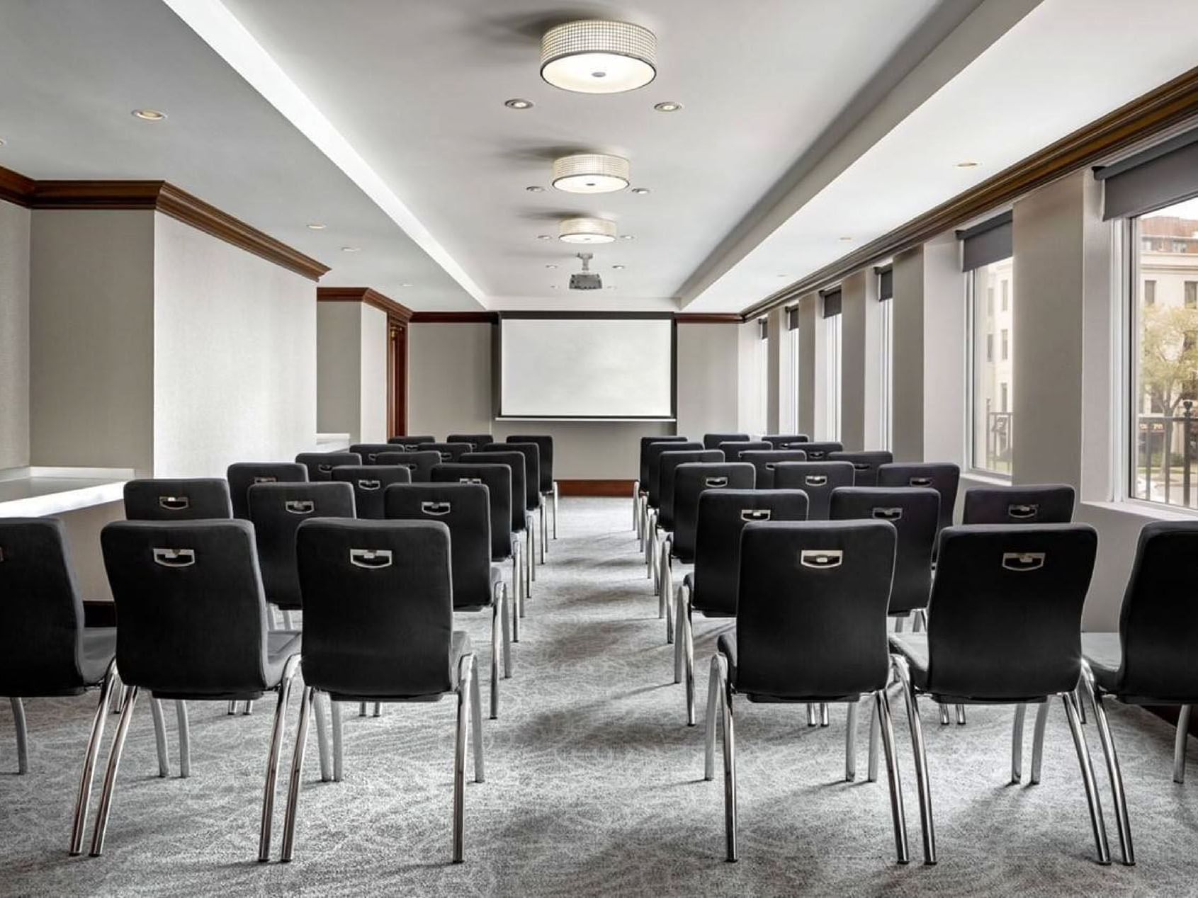 Chaises alignées dans la salle de réunion Beaujolais au SENS Hotel