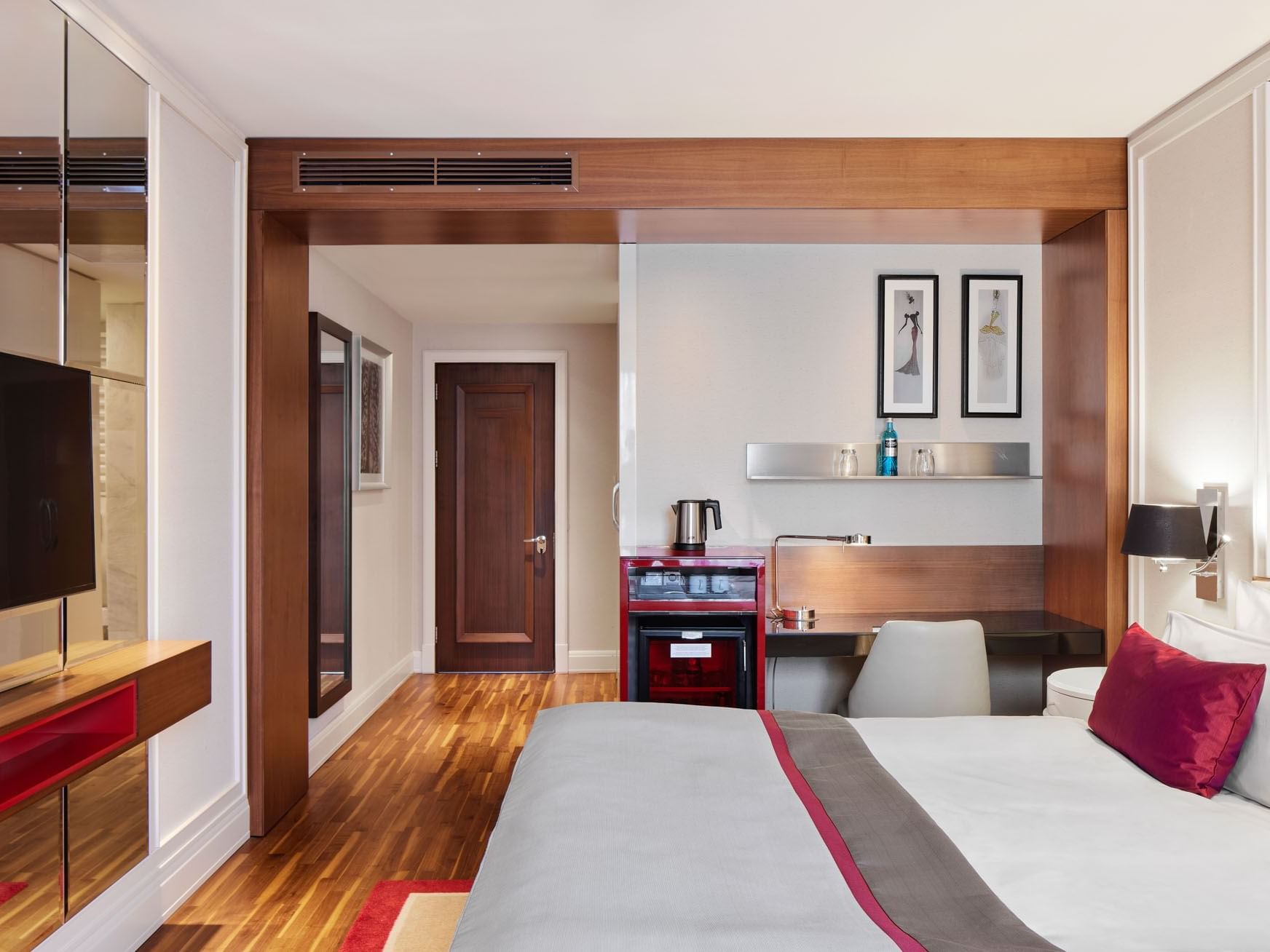 Bequemes Bett mit Arbeitsplatz im Superior-Zimmer des Titanic Gendarmenmarkt