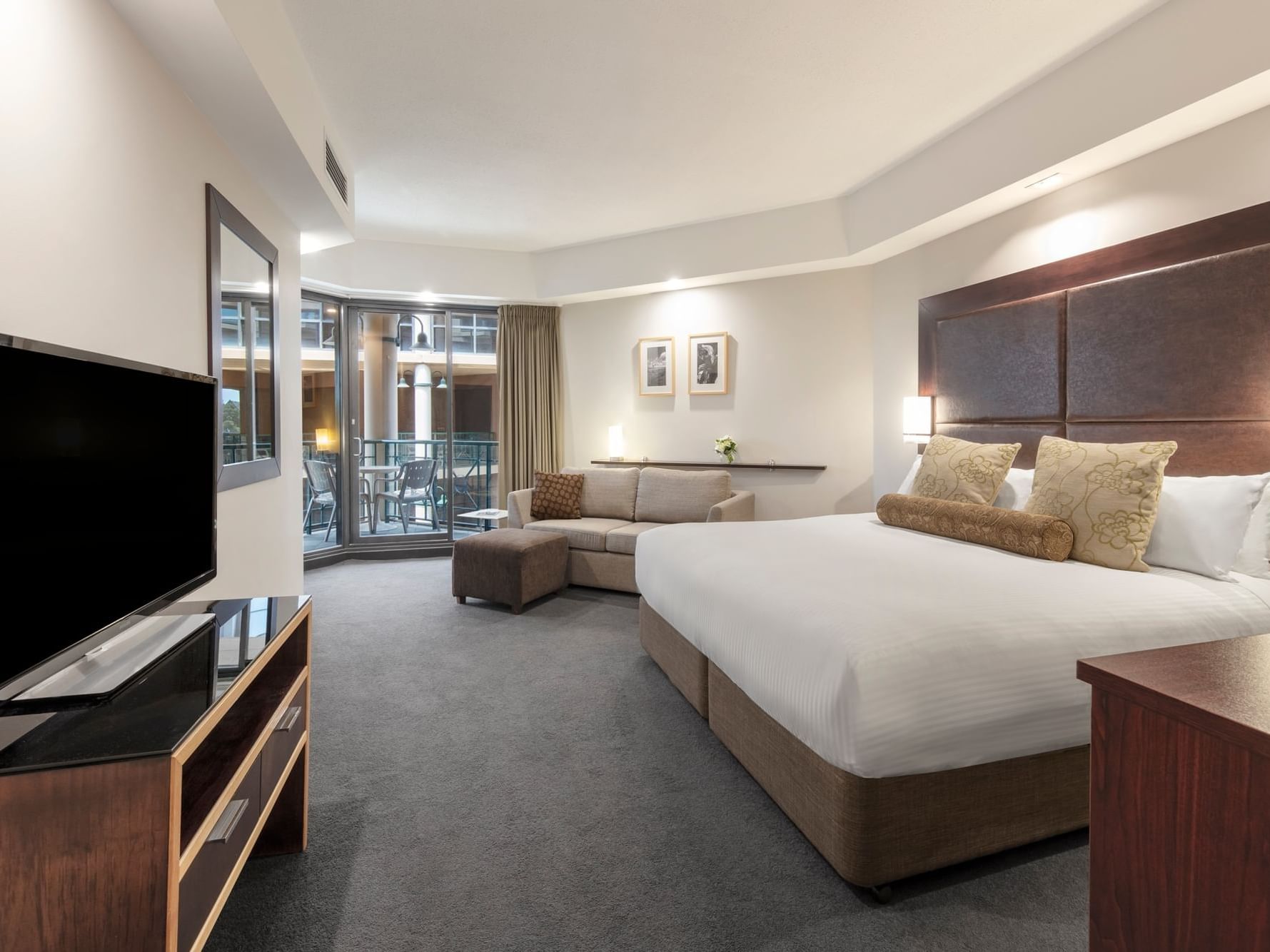 Deluxe Courtyard King room at Amora Hotel