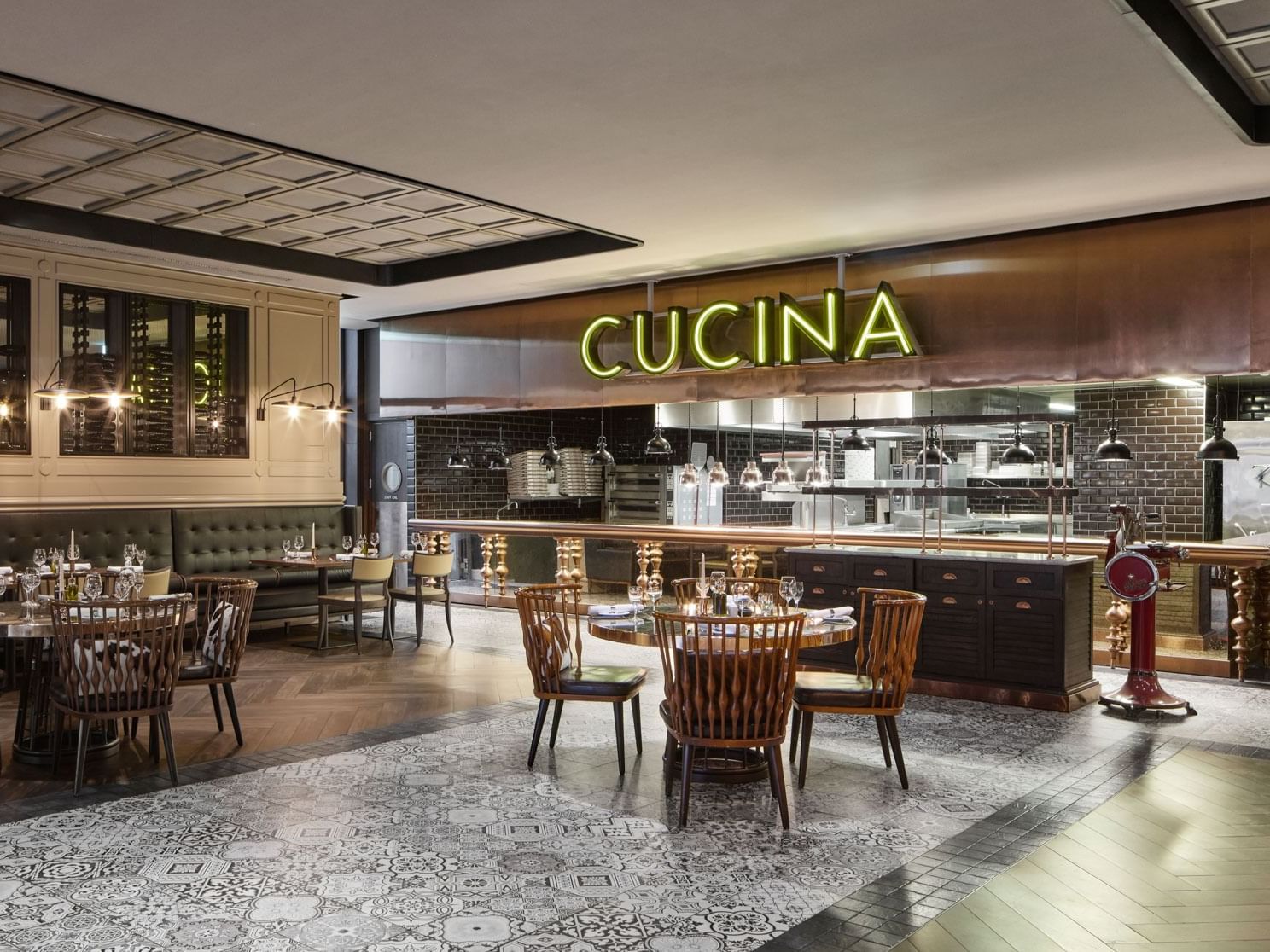 Elegantes Restaurant mit offenem Küchenbereich, Tischen und Stühlen – Titanic Chaussee Berlin.