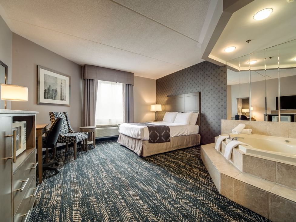 Queen Jacuzzi Suite - Monte Carlo Inns - Brand Site