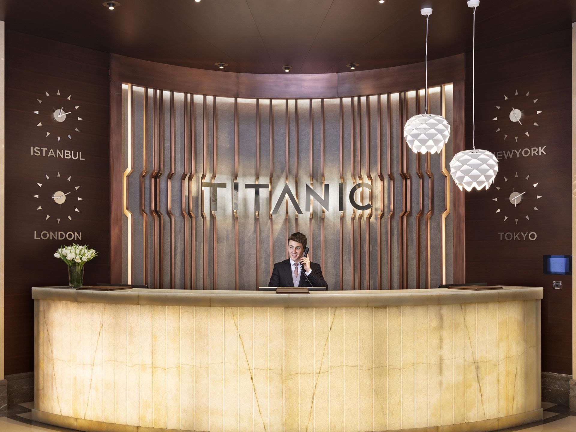 Titanic Business Kartal’ın resepsiyonunda misafirlerini karşılayan ekibimiz, konforlu bir konaklamanın ilk adımını atıyor.