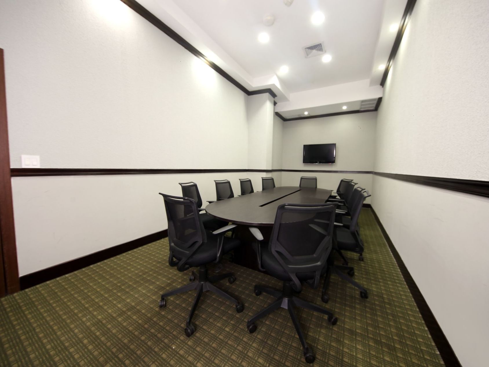 una mesa de conferencias