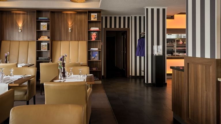 Dining & lounge area in Cucina with booths at Flemings Hotel Frankfurt Main-Riverside