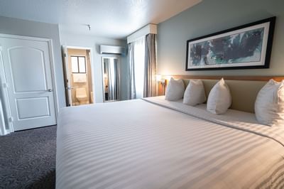 The Monarch 1 Bedroom King Suite at the Alexis Park Resort