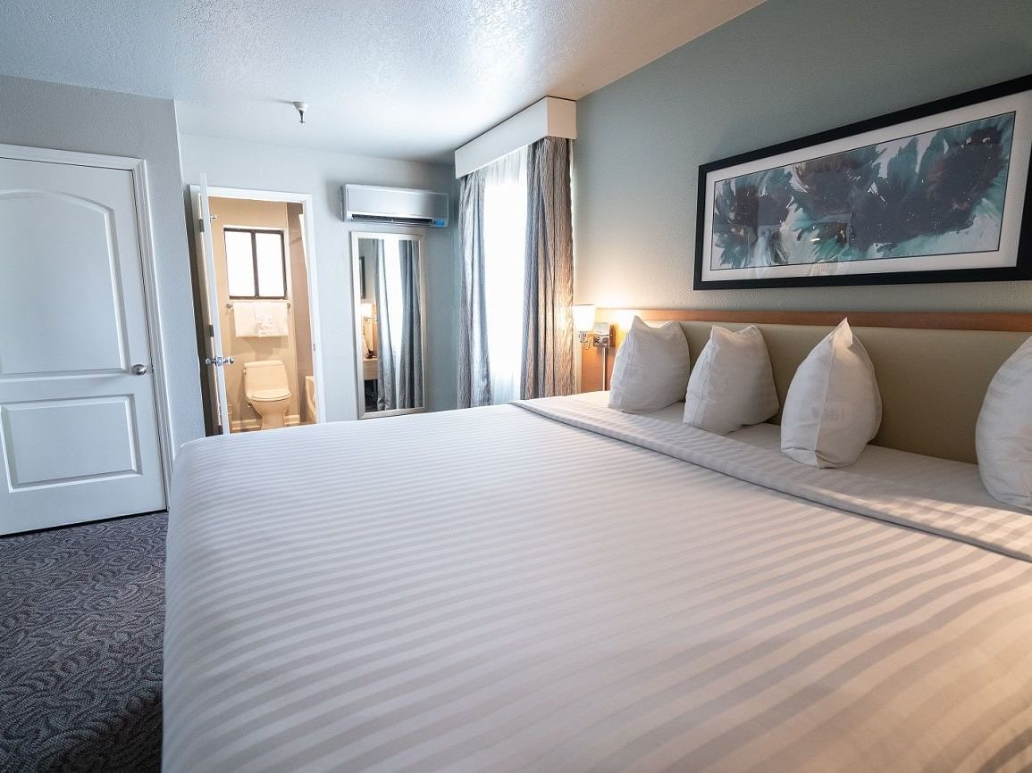 Monarch 1 Bedroom Deluxe King Suite at the Alexis Park Resort