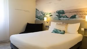 Family Quadruple Room with a Queen bed at Hotel Au Chene Vert