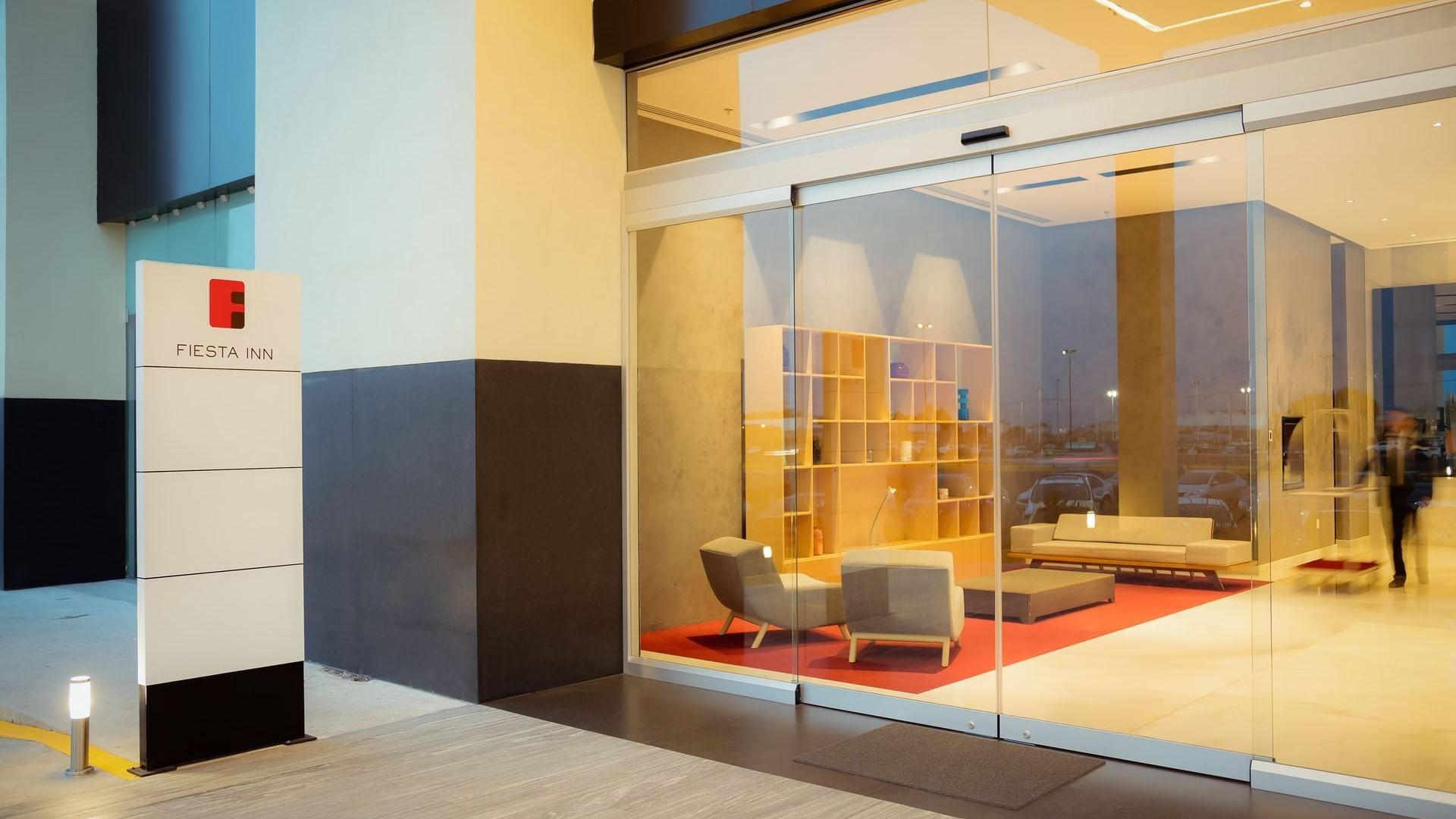 Interior of a lounge area at Fiesta Inn Pachuca Gran Patio