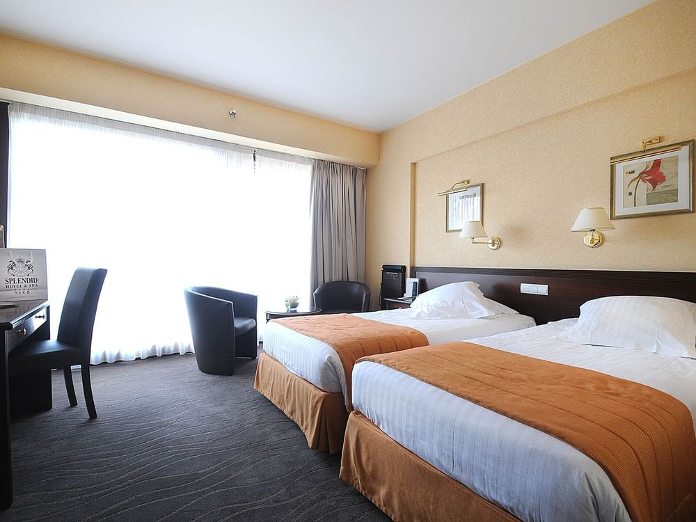 Chambre Deluxe avec deux lits jumeaux au Splendid Hotel & Spa Nice