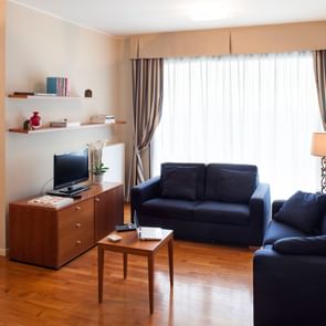 Panoramica del soggiorno con i divani del family flat al Cosmo Hotel Residence