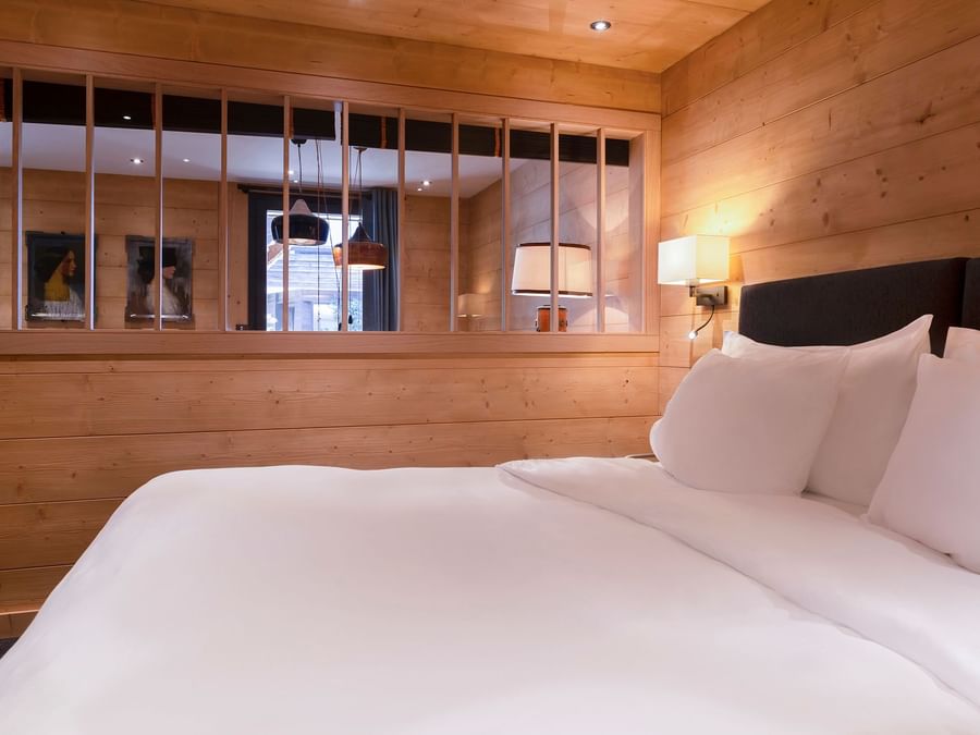 Bedroom with a queen bed at Chalet-Hotel La Marmotte