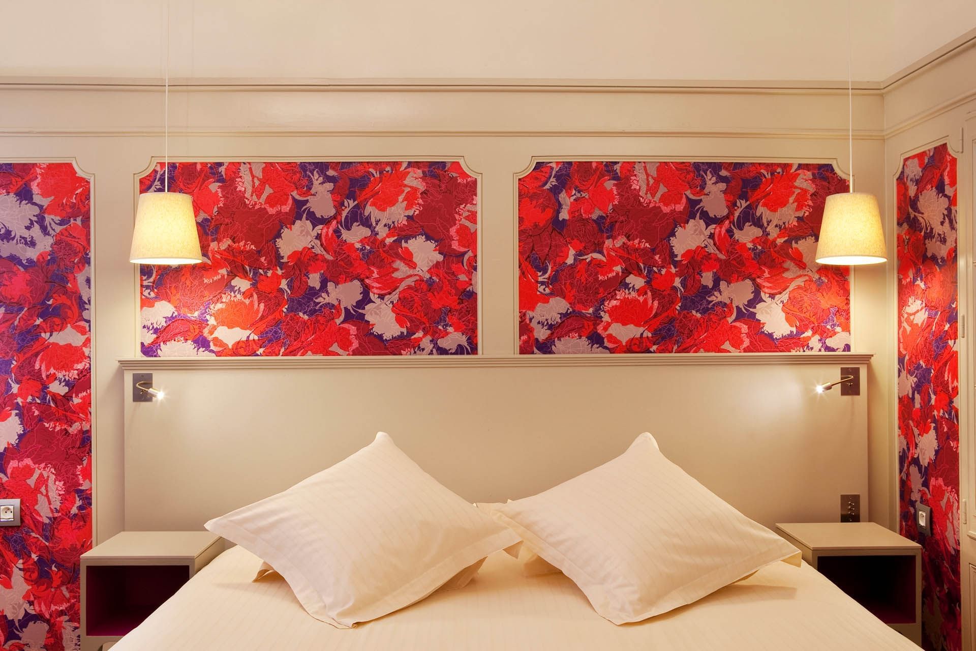 Lit confortable dans une chambre exécutive à Oceania L'Univers Tours