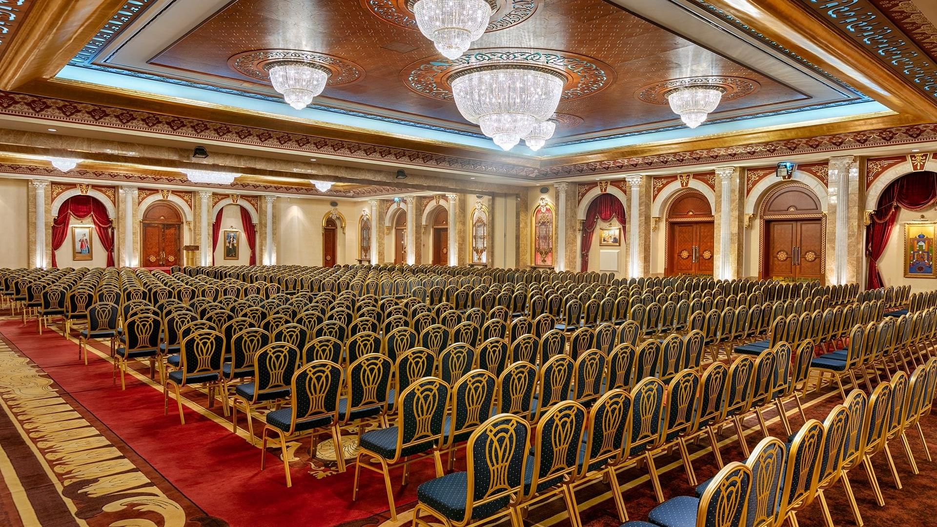 Titanic Mardan Palace'da Dolmabahçe Balo Salonu'nda bir etkinlik için sandalyelerle düzenlenmiş tiyatro tipi etkinlik salonu