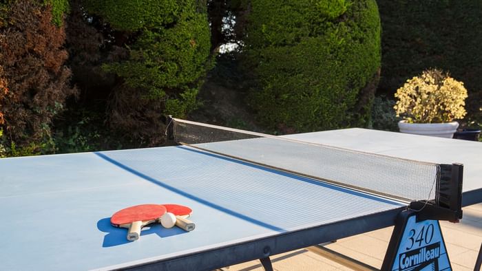 A table Tennis table outdoors at Hotel Aquilon