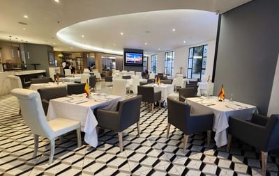 Elegante interior del comedor Espigas en el Hotel Dann Carlton Medellín