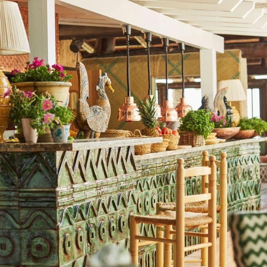 zona de bar y grill del restaurante Beach Club del hotel Marbella Club