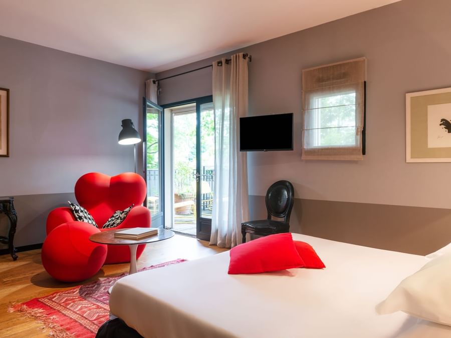 large bedroom with bed and tv at lecoq-gadby hotel & spa