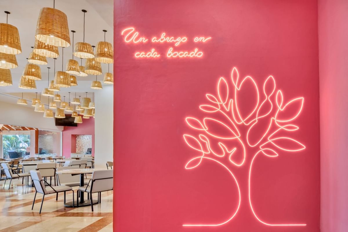 Arte con tiras de luz en la pared del comedor del Fiesta Inn