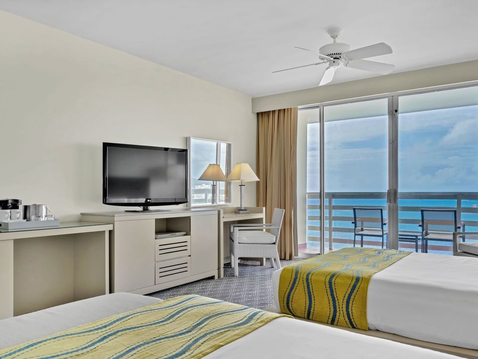 Camas dobles y TV en Las Brisas, Vistas al Mar 2-Queen en El Conquistador Resort
