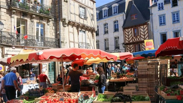 Marché de rue animé avec des gens rassemblés à l'extérieur près des Hôtels Oceania