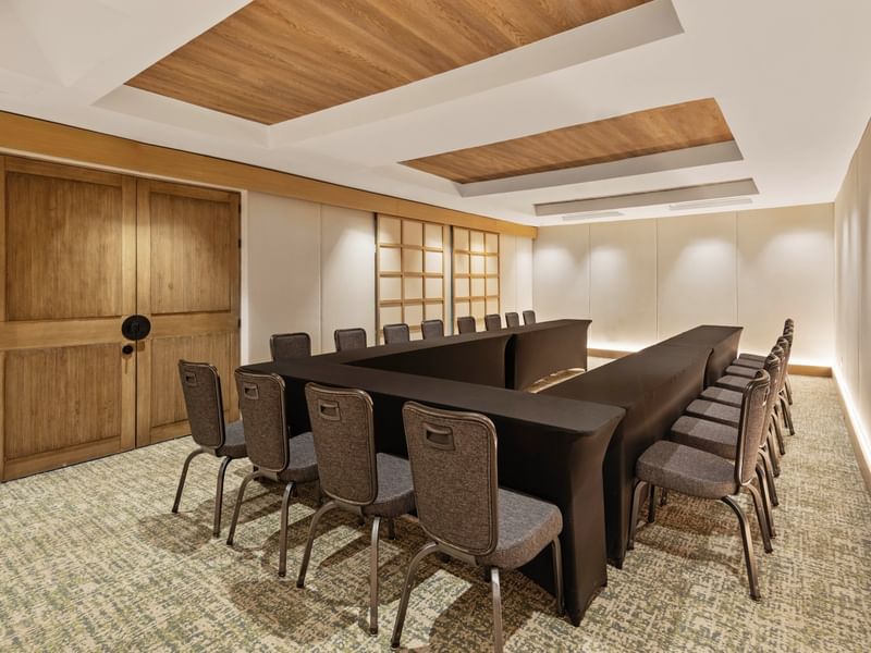 Long meeting table surrounded by chairs in a conference room at Grand Fiesta Americana Sumiya Cuernavaca.
