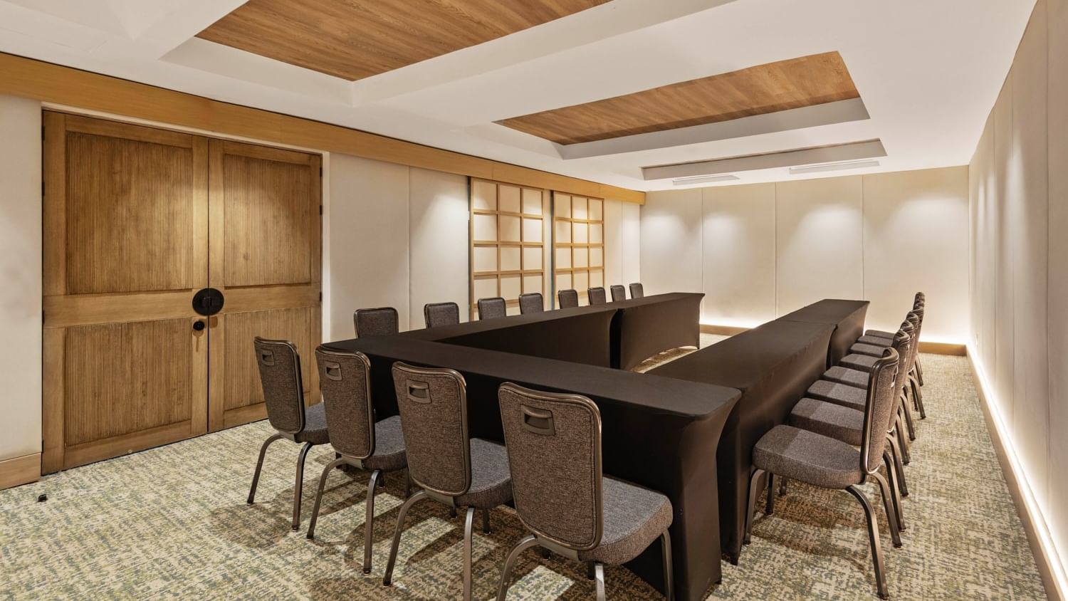 Long meeting table surrounded by chairs in a conference room at Grand Fiesta Americana Sumiya Cuernavaca.