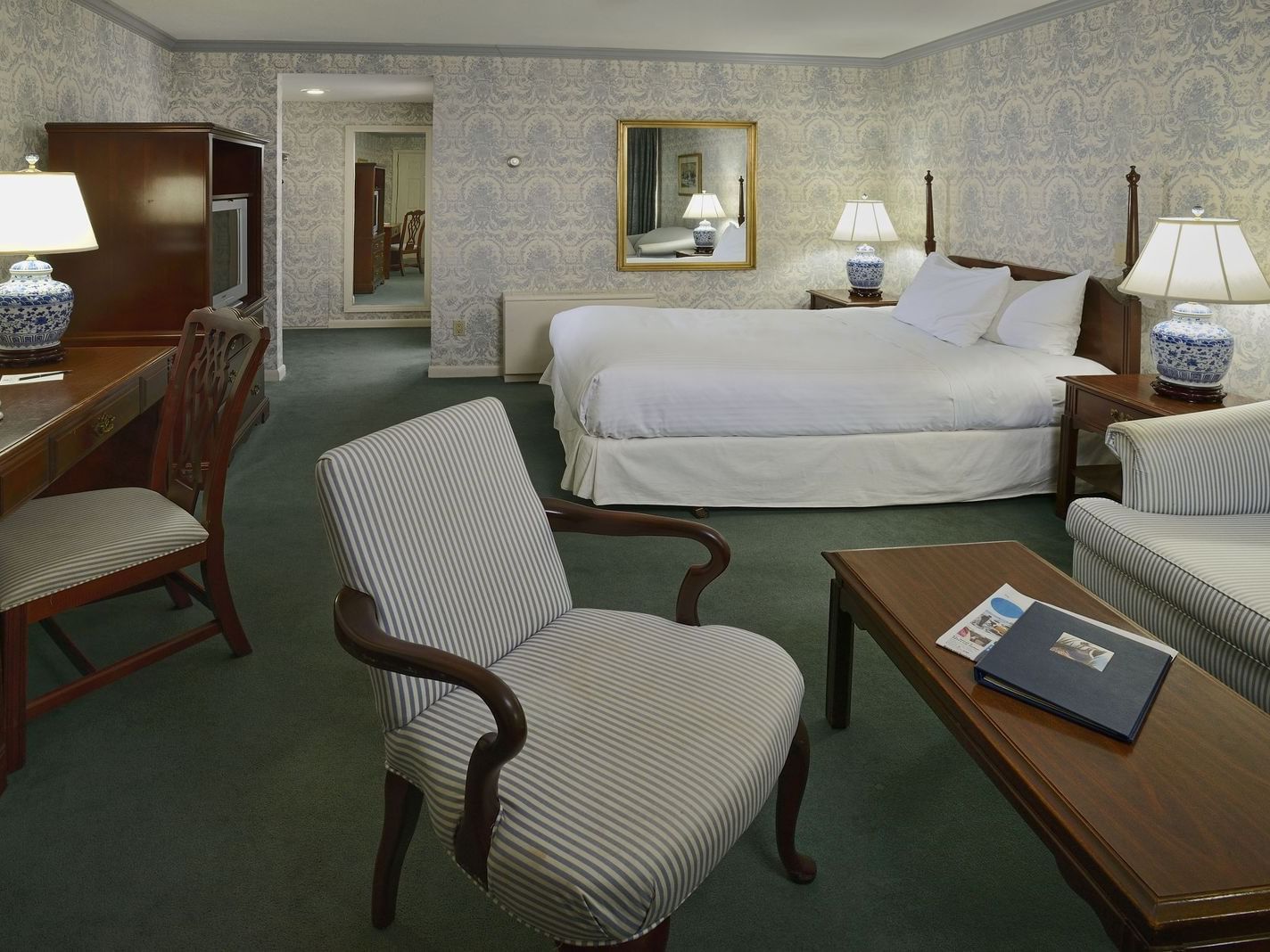 Bedroom view of Queen Standard at Avon Old Farms Hotel