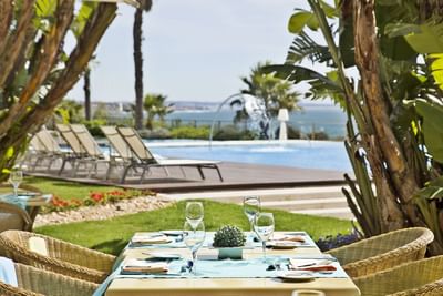 Open-air dining table arranged in Oásis Terrasse Restaurant at Hotel Cascais Miragem Health & Spa