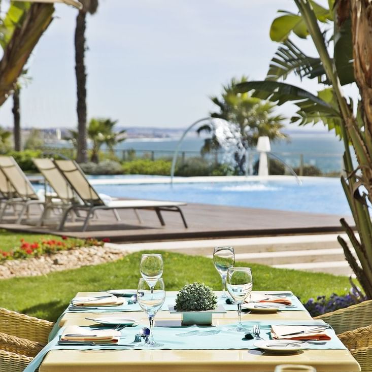 Oasis Restaurant table with a pool view, Hotel Cascais Miragem