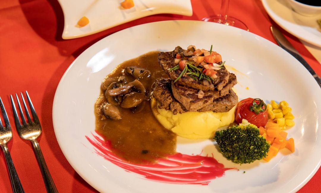 Bodrum Imperial'deki Olive Restaurant'ta servis edilen bir yemeğin yakın çekimi