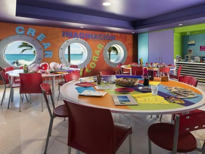 Montaje de mesa de comedor en Coral kidz en Grand Fiesta Americana