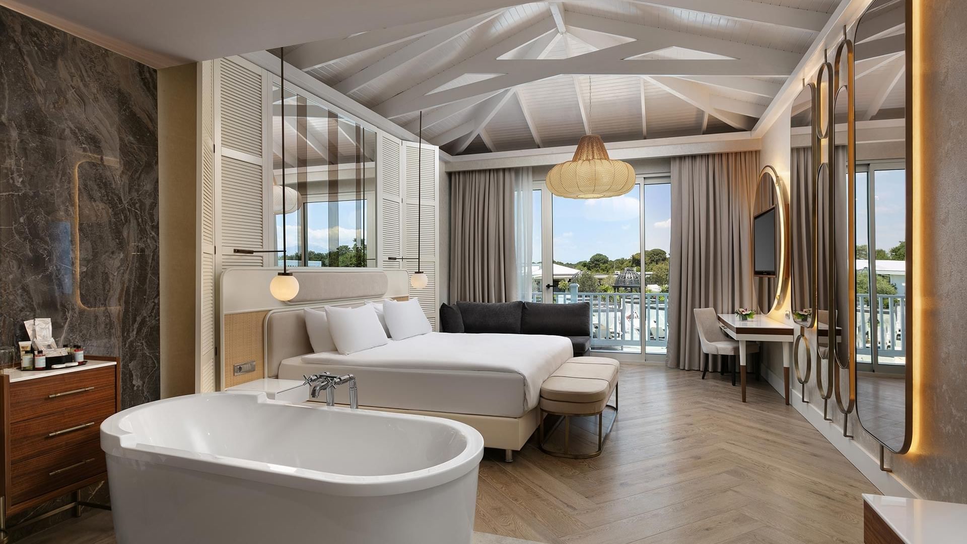 Maldive House в Titanic Deluxe Golf Belek — современный комфорт в тропическом стиле.