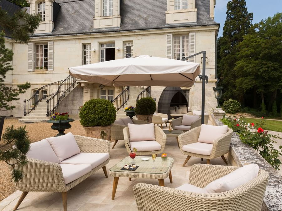 An Outdoor dining area at Chateau de Beauliew et Magnolia Spa