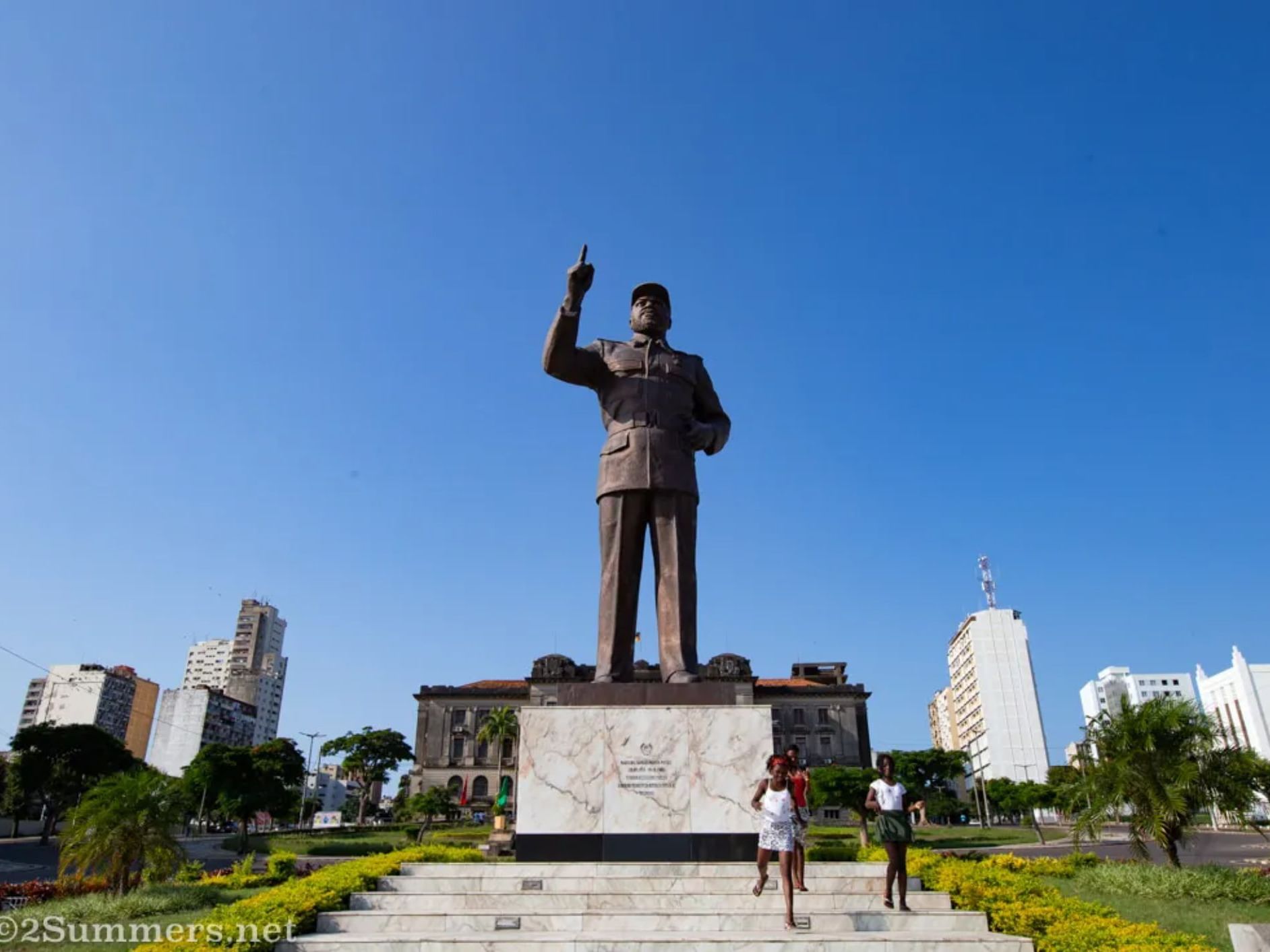 Samora Machel Statue near Cardoso Hotel