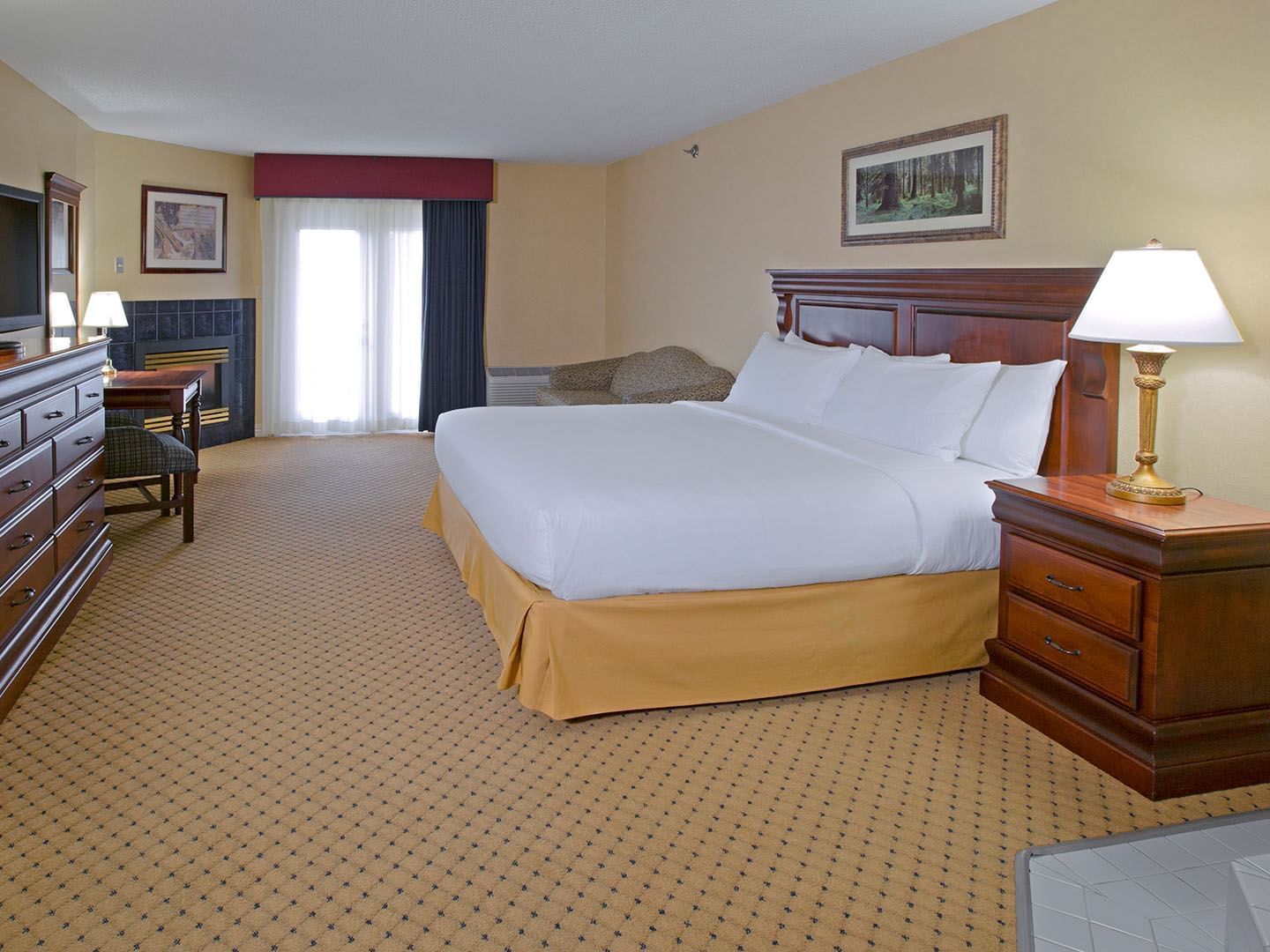 Bed & lounge area in The Premier King at Music Road Resort