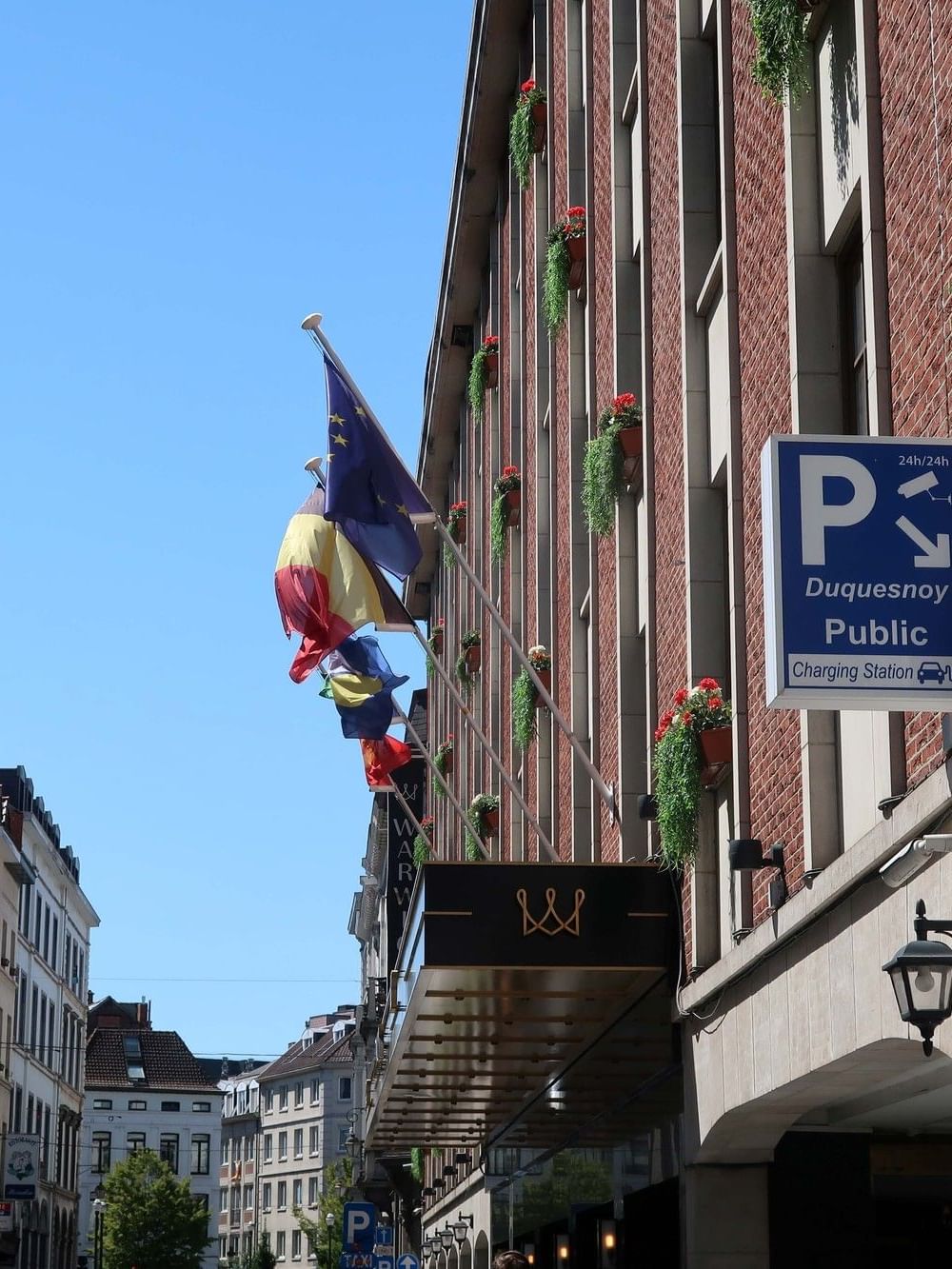 Devanture de l'hôtel Warwick Brussels Grand-Place, signalétique du parking 