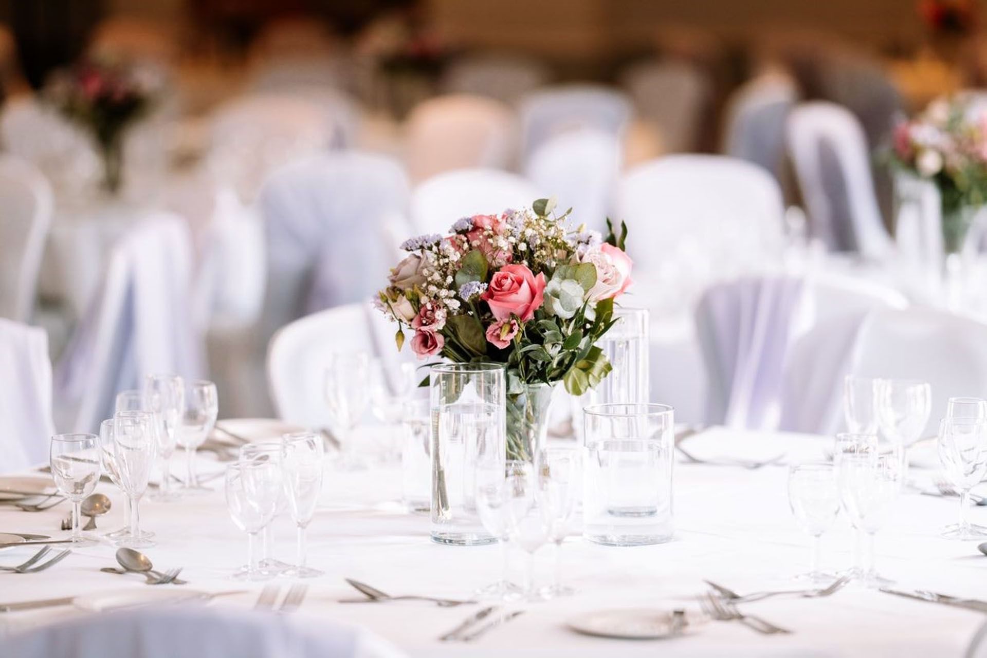 Floral decorated wedding dining table at Bridgewood Manor Hotel