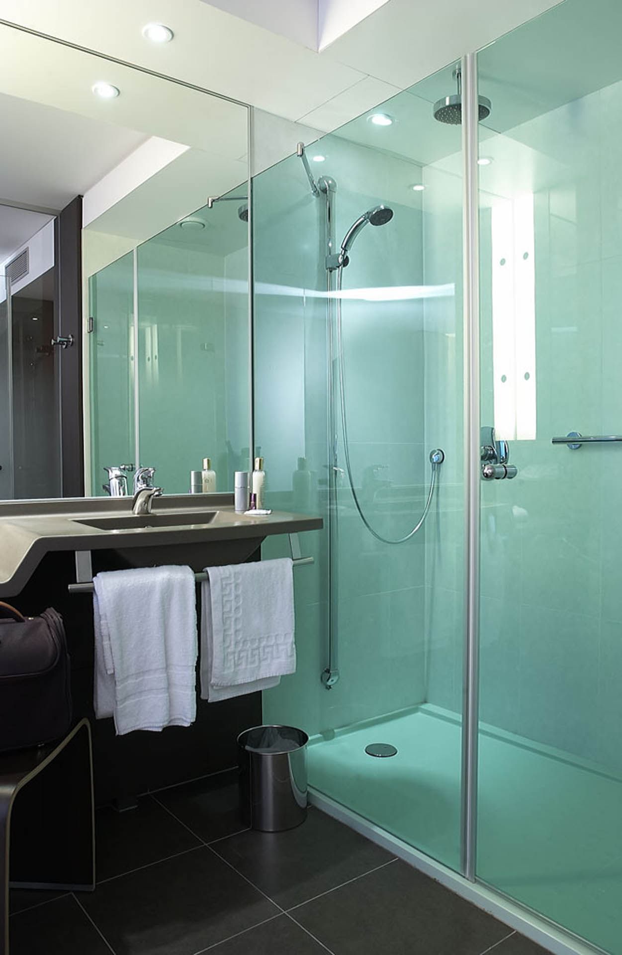 Douche et lavabo dans une salle de bain, Escale Oceania Nantes Aéroport