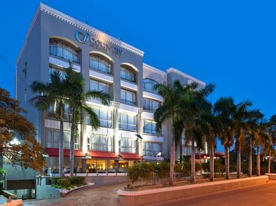 Exterior del Country International Hotel Barranquilla de noche, un hotel de lujo en Barranquilla, Colombia