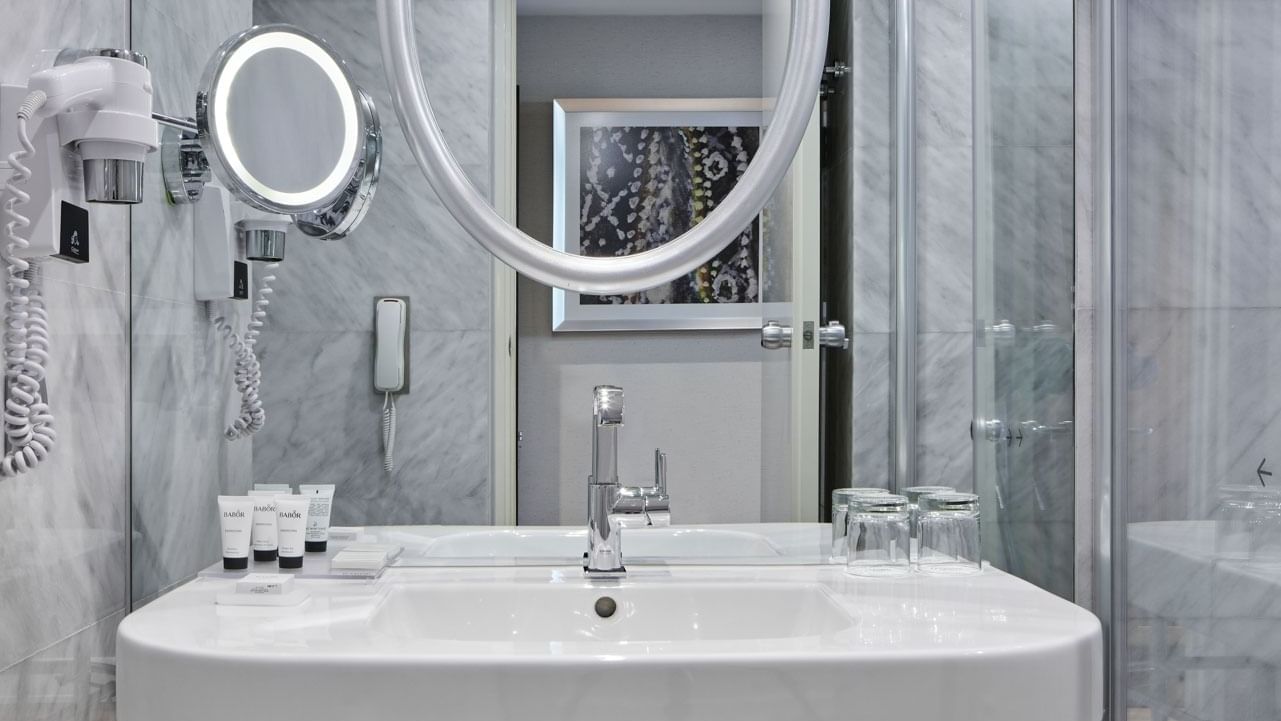 Waschtisch mit Pflegeprodukten im Deluxe Zimmer des Titanic Gendarmenmarkt