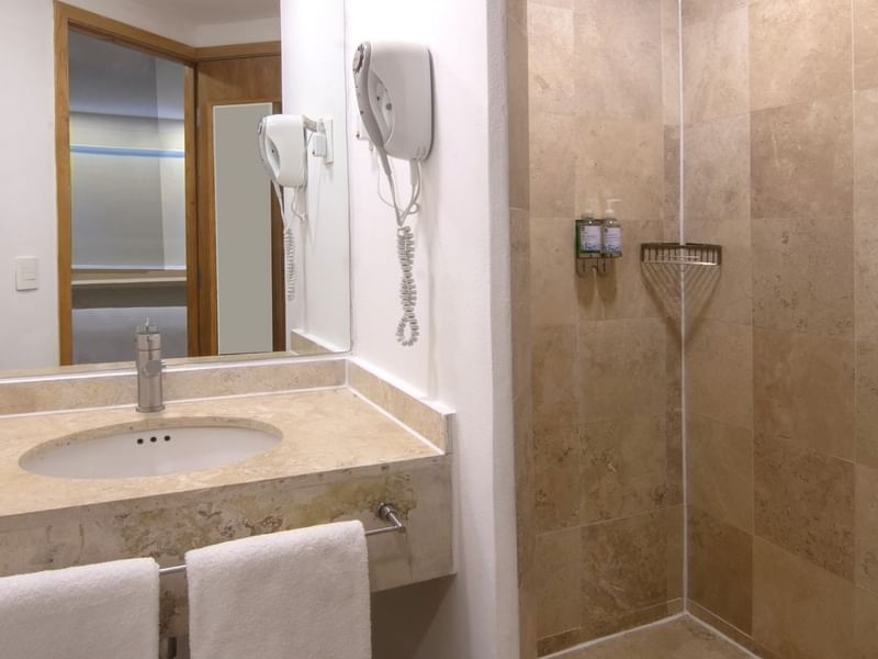 Baño en Habitación Superior en Fiesta Americana Travelty